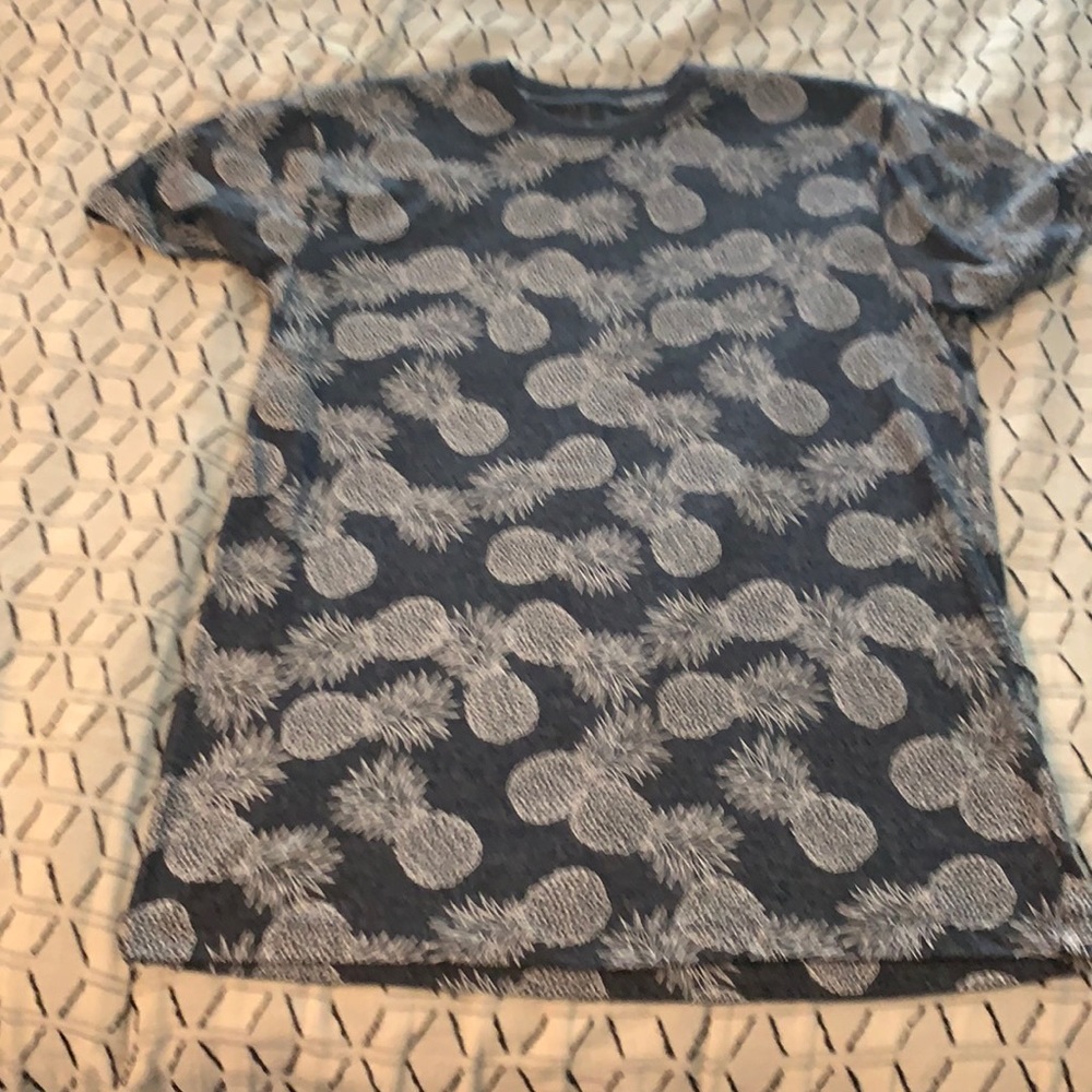 New (no tags)men’s Knckerbocker pineapple tee.